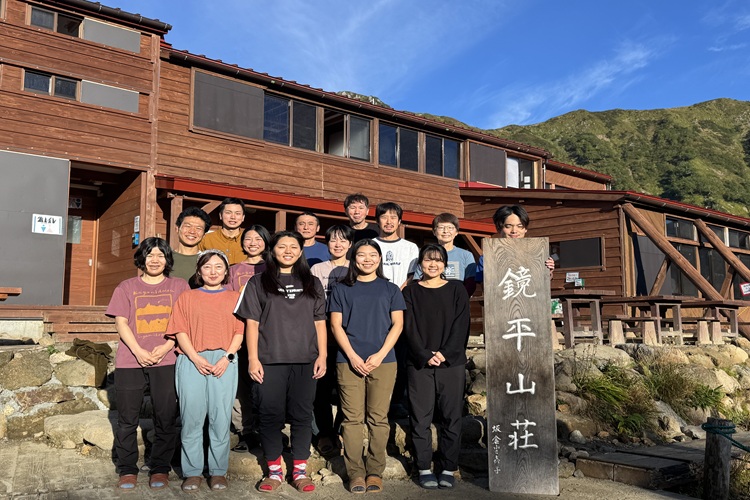 鏡平山荘のスタッフ写真